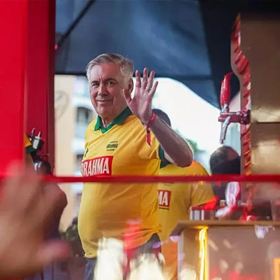 Ancelotti curte o carnaval em Salvador e ouve pedido: 'Traz o hexa'