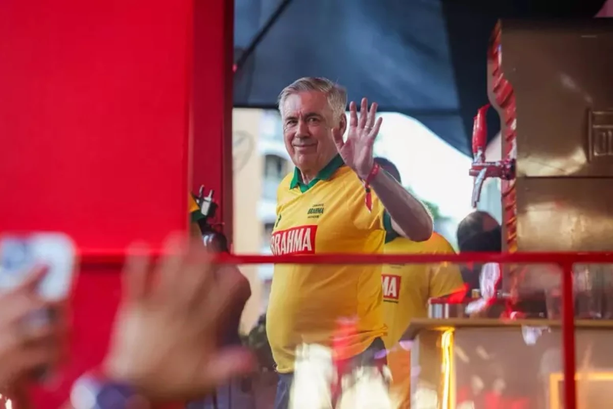 Ancelotti curte o carnaval em Salvador e ouve pedido: 'Traz o hexa'